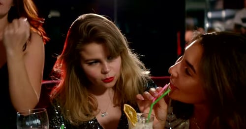 пьяные девушки Пьяные женщины празднуют в ночном клубе, пьют коктейли , Стоковые видеоматериалы Включая: для взрослых и клуб - Envato