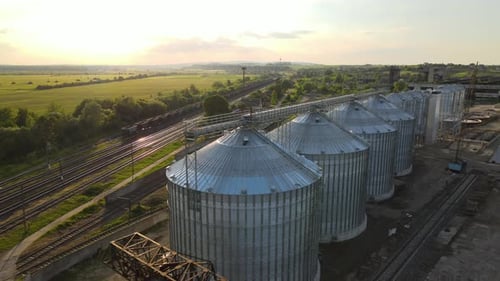 Vue aérienne des silos ventilés industriels pour le stockage à long terme des céréales et des oléagineux