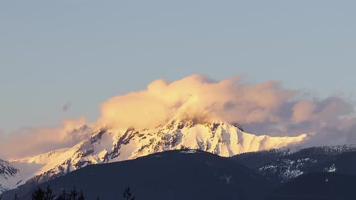 Vista de Time Lapse da paisagem montanhosa canadense coberta de nuvens
