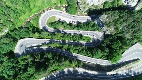 Tráfico aéreo en carretera de montaña