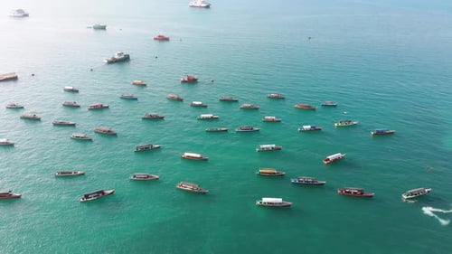 Lote aéreo de barcos de pesca en dhow anclados en el puerto de Stone Town, Zanzíbar