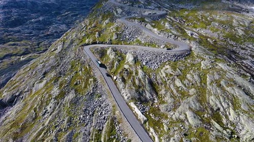 Fahrzeuge, die auf einer gefährlichen und kurvigen Passstraße hochfahren, Luftaufnahme