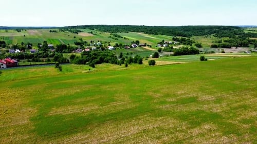 Drohnenaufnahme eines Fluges über die ländliche Agrarlandschaft.