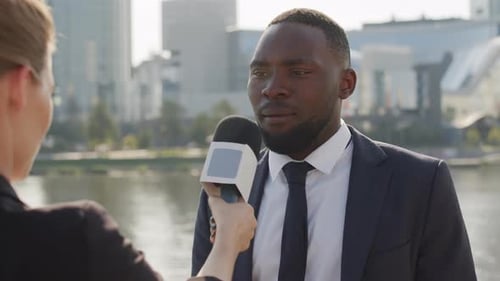 Hombre afroamericano dando entrevista al aire libre