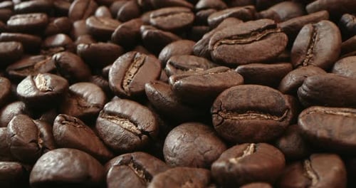 Los granos de café fragantes son tostados El humo proviene de los granos