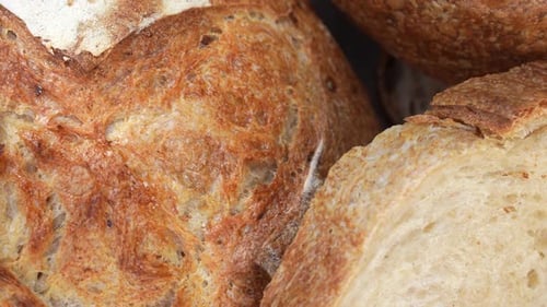 Artisan Bread Close Up: Crusty Baked Loaf