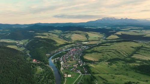 Vue aérienne depuis la tour d'observation de Trzy Korony sur les Hautes Tatras en Slovaquie - Coucher de soleil