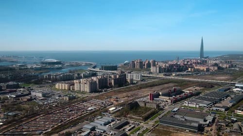 Flug über eine große Stadt in Russland an der Ostseeküste
