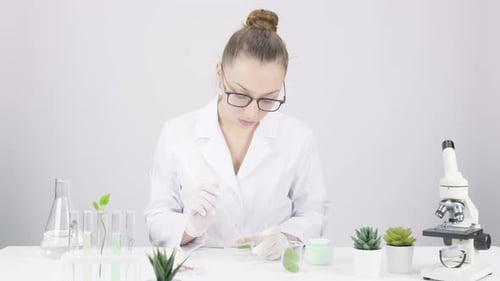 Un expert du secteur de la santé teste de nouveaux ingrédients à base de plantes pour la