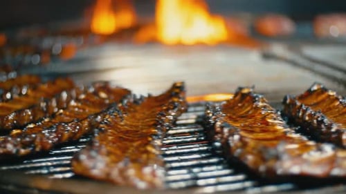 Rippenstücke mit Fleisch braten auf Feuer