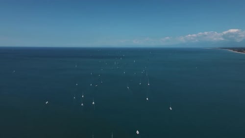 Regatta oder Segelrennen am Mittelmeer.