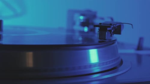 Eine Schallplatte dreht sich im Grammophon-Musikplayer und spielt eine alte Disco