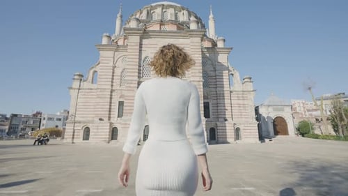 Schöne Frau geht in die Moschee