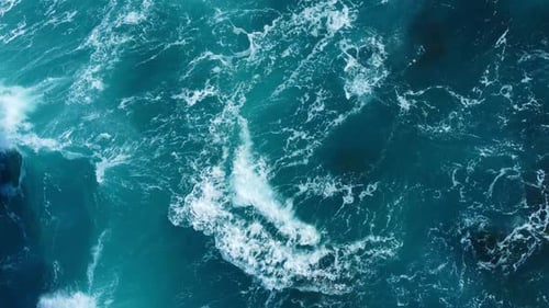 Reine blaue Meereswasserwelle mit Lichtreflexionen bei Zeitlupe Starker Sturm auf dem Meer