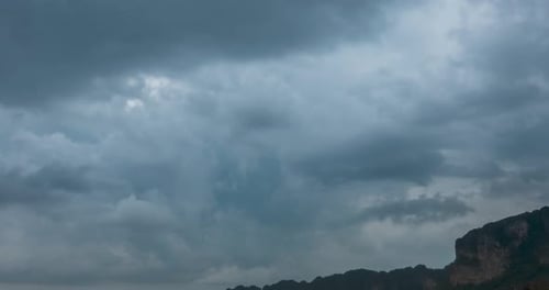 Zeitraffer der Regenwolken über Strand und Meereslandschaft mit Booten