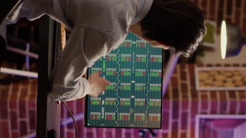 Trader de fundos de hedge de vídeo vertical analisando estatísticas do mercado de ações em tempo real