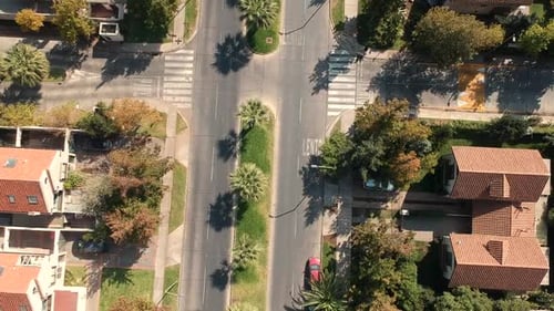 Aufsteigende Luftdrohne Aufnahme einer Straße im Wohngebiet