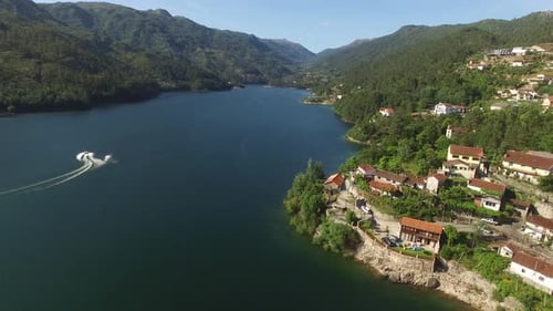 Schnellboot auf dem Fluss. Urlaubsziel Naturlandschaft