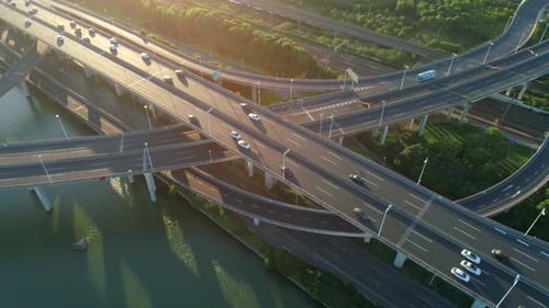 Vue aérienne par drone de l'autoroute, jonction à plusieurs niveaux, route, voiture en mouvement, coucher de soleil