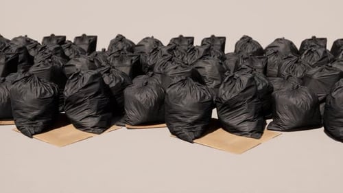 Plastikmüllsack voller Müll