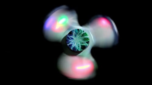 Spinner lumineux tourne sur fond noir
