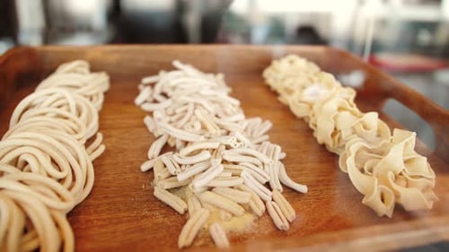 Hausgemachte Pasta auf dem Tisch mit Mehl