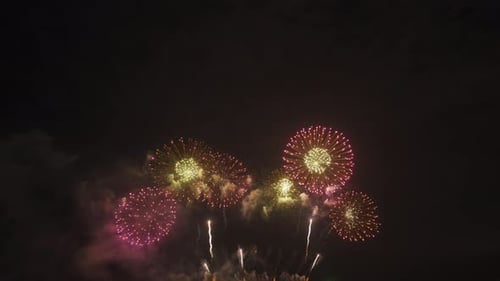 Internationales Feuerwerksfestival in der Nacht. Vielzahl bunter Feuerwerke in den Ferien