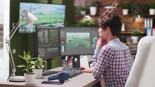 Videofilmerin und Chefredakteurin bei der Arbeit an einem Projekt