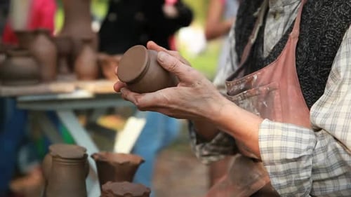 Potter fabrique un pot sur un tour de potier