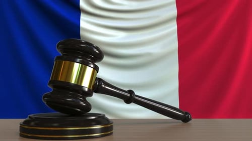 Marteau et bloc du juge contre le drapeau de la France