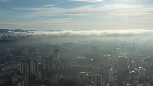 Manhã de nevoeiro no centro da cidade. Acima das nuvens.