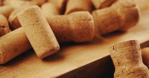 Corchos de vino sobre una vieja tabla de madera vintage