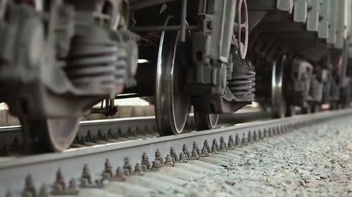 Les roues du vieux train sur la voie ferrée passant par caméra. Plan rapproché