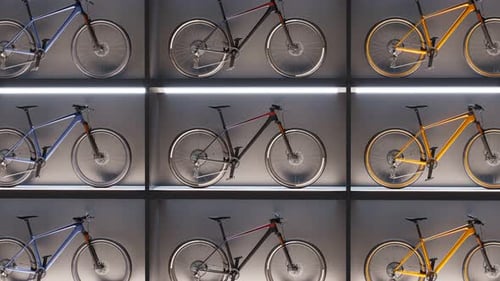 Exposition murale d'un magasin de vélos de luxe. Vue de face. Zoomez. Vélo en montagne. 4K HD