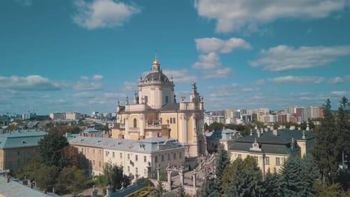 Vue aérienne de la cathédrale Saint-Georges de Saint-Jura dans la ville de Lviv, Ukraine