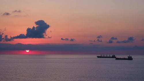 Pôr do sol colorido romântico no mar. Contra o fundo do mar, o sol se põe