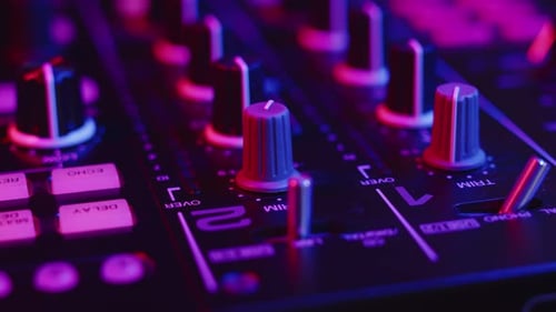 Nahaufnahme einer professionellen digitalen DJ-Konsole in Neonlicht