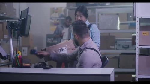 Arbeiter überprüfen beschädigtes Paket