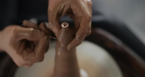 Potter sculpte une petite cruche en céramique au Ralenti sur un tour de potier De petites formes dans Pottery Potter