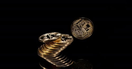Bitcoins auf schwarzem Hintergrund, Zeitlupe 4K
