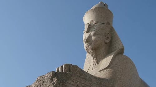 Esfinge de pedra egípcia e nuvens - São Petersburgo, Rússia