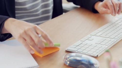 Geschäftsfrau benutzt Computer und macht sich Notizen
