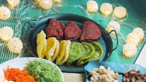 Tortillas preparadas y decoradas con espinacas y remolachas