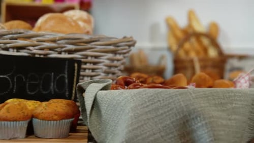 Verschiedene Brotsorten in der Bäckereiabteilung