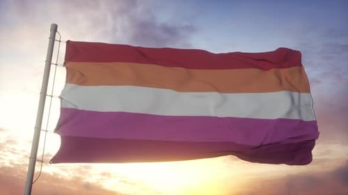Lesbian Pride Flag weht im Wind Himmel und Sonne Hintergrund
