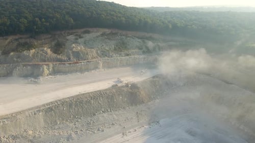 Luftaufnahme einer Tagebaustätte zur Gewinnung von Kalksteinmaterialien für die Bauindustrie mit