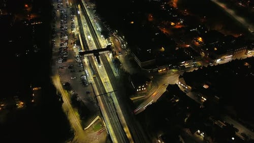 Pendler verlassen während der Hauptverkehrszeit einen Bahnhof