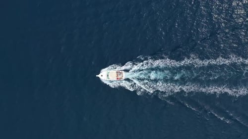 Sommer. Luftaufnahme einer schwimmenden Yacht auf der blauen Adria an einem sonnigen Tag.