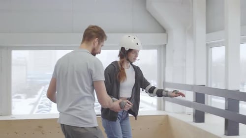 Mujer entrenando en un centro de patinaje sobre ruedas cubierto