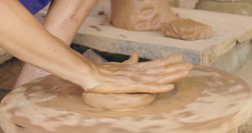 Commencez à fabriquer un pot en argile
